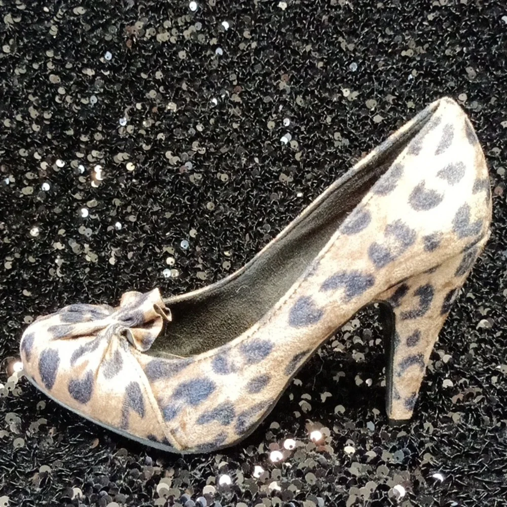 Velvet Leopard Print Pumps Tan Black Round Toe Ruffle